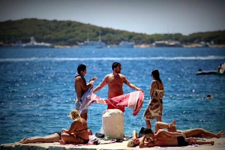 SUNCE, MORE, SOL - I OBLINE: Seksi turistice ljetuju na Hvaru i mame uzdahe u minijaturnim bikinijima