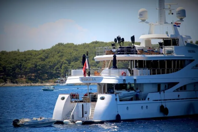 SUNCE, MORE, SOL - I OBLINE: Seksi turistice ljetuju na Hvaru i mame uzdahe u minijaturnim bikinijima