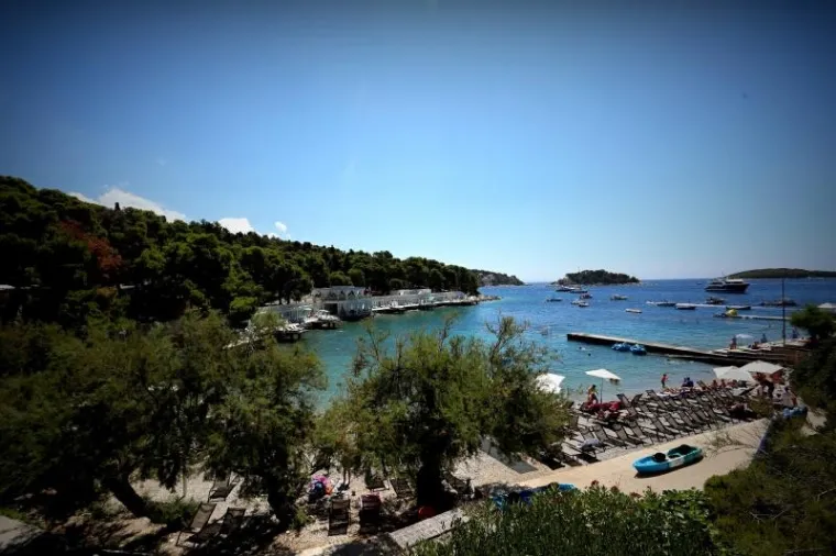 SUNCE, MORE, SOL - I OBLINE: Seksi turistice ljetuju na Hvaru i mame uzdahe u minijaturnim bikinijima