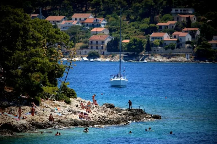 SUNCE, MORE, SOL - I OBLINE: Seksi turistice ljetuju na Hvaru i mame uzdahe u minijaturnim bikinijima