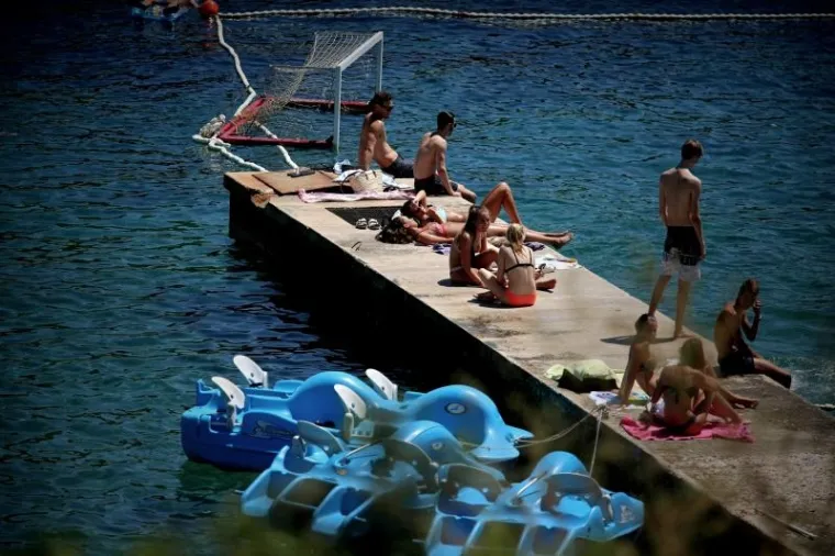SUNCE, MORE, SOL - I OBLINE: Seksi turistice ljetuju na Hvaru i mame uzdahe u minijaturnim bikinijima