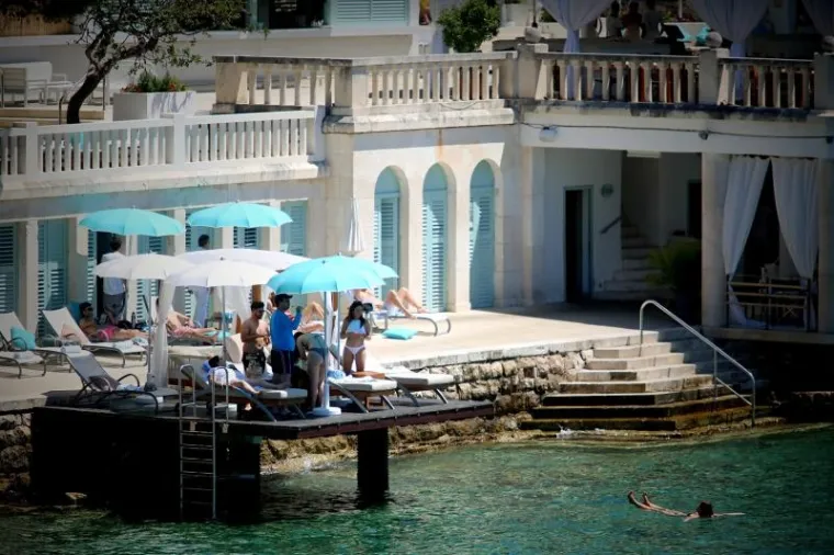 SUNCE, MORE, SOL - I OBLINE: Seksi turistice ljetuju na Hvaru i mame uzdahe u minijaturnim bikinijima