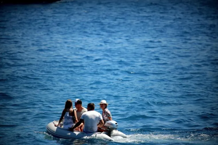 SUNCE, MORE, SOL - I OBLINE: Seksi turistice ljetuju na Hvaru i mame uzdahe u minijaturnim bikinijima