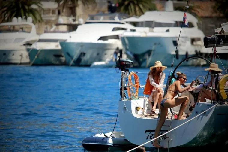 SUNCE, MORE, SOL - I OBLINE: Seksi turistice ljetuju na Hvaru i mame uzdahe u minijaturnim bikinijima