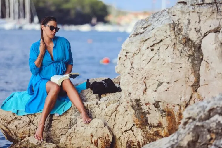 Natali Dizdar se odmara u Starom gradu na otoku Hvaru. Uskoro kreće na ljetnu turneju od sjevera do juga Hrvatske, gdje će održati nekoliko atraktivnih koncerata te promovirati svoj novi studijski album Iluzije koji je proglašen albumom za pravu ljetnu glazbenu uživanciju. Photo: Igor Soban/PIXSELL