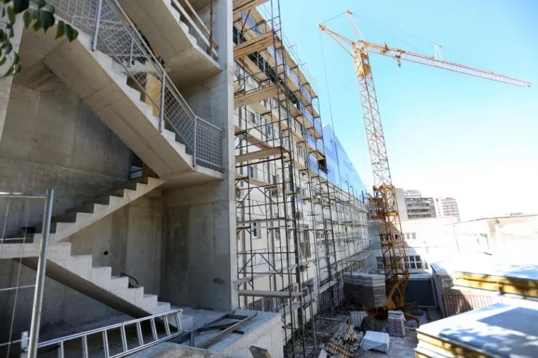 Radnik je pao sa skele dok je izvodio građevinske radove na zgradi Veleučilista u &Scaron;ibeniku i poginuo. Policija je obavila očevid.