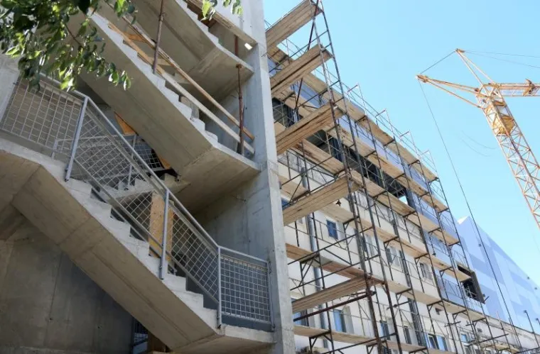 26.07.2017., Sibenik - Radnik je pao sa skele dok je izvodio gradjevinske radove na zgradi Veleucilista u Sibeniku i poginuo. Policija je obavila ocevid.
Photo: Dusko Jaramaz/PIXSELL