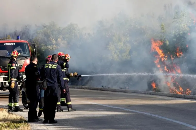 GORI KOD ZADRA: Policajci poku&scaron;avaju održati požar pod kontrolom na nepristupačnom terenu