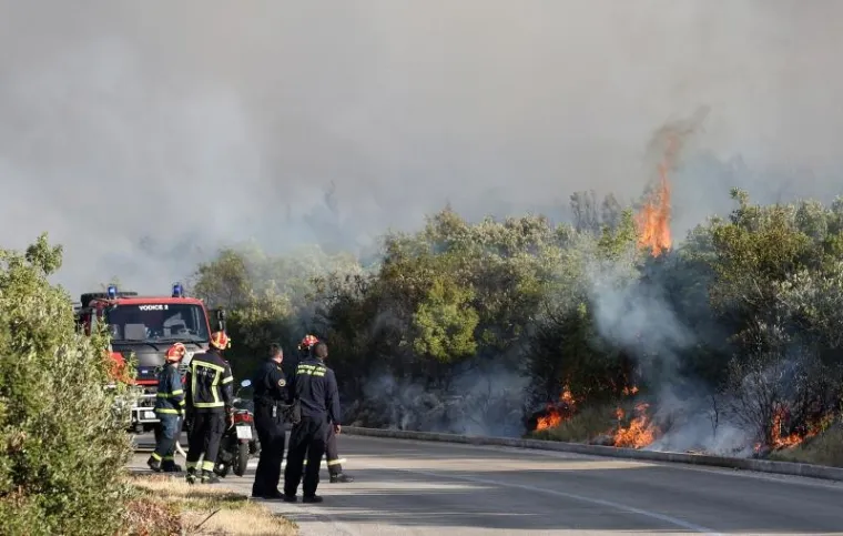 Vjetar otežava situaciju vatrogascima