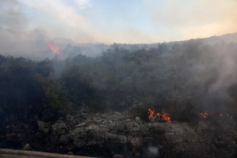 Teren je nepristupačan, a vatra se kreće od &scaron;ibenskog mosta prema Zatonu