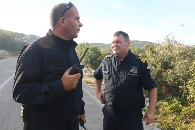 GORI KOD ZADRA: Policajci poku&scaron;avaju održati požar pod kontrolom na nepristupačnom terenu