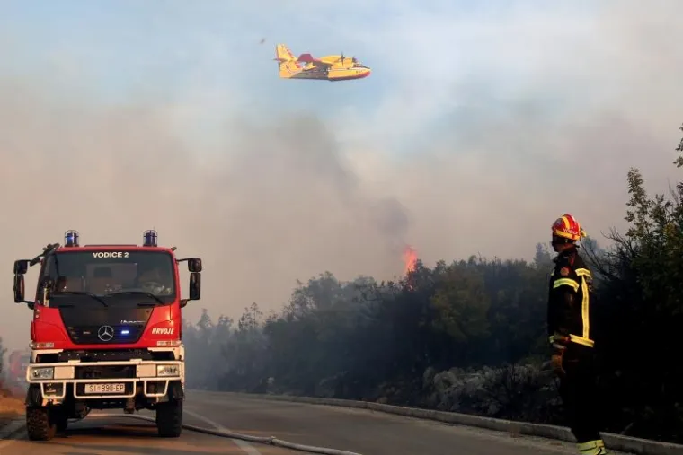 GORI KOD ZADRA: Policajci poku&scaron;avaju održati požar pod kontrolom na nepristupačnom terenu