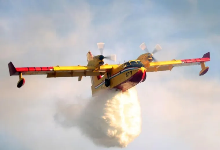 GORI KOD ZADRA: Policajci poku&scaron;avaju održati požar pod kontrolom na nepristupačnom terenu