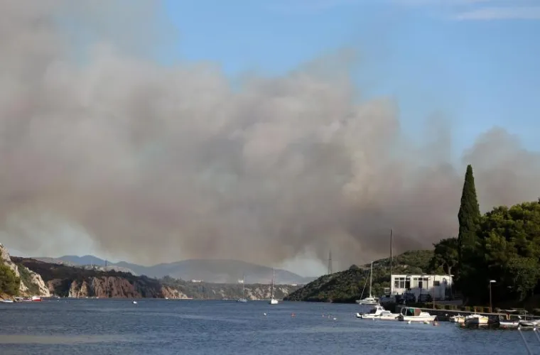 GORI KOD ZADRA: Policajci poku&scaron;avaju održati požar pod kontrolom na nepristupačnom terenu