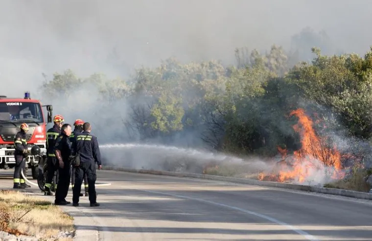 GORI KOD ZADRA: Policajci poku&scaron;avaju održati požar pod kontrolom na nepristupačnom terenu