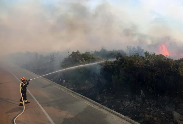 GORI KOD ZADRA: Policajci poku&scaron;avaju održati požar pod kontrolom na nepristupačnom terenu