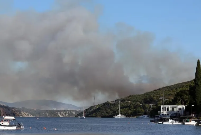 GORI KOD ZADRA: Policajci poku&scaron;avaju održati požar pod kontrolom na nepristupačnom terenu