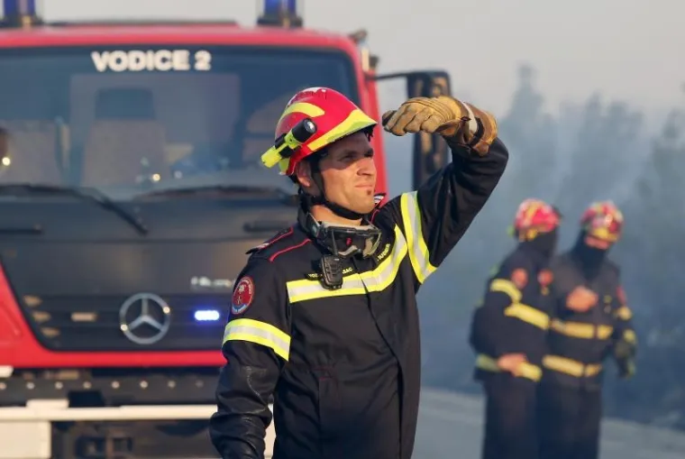 GORI KOD ZADRA: Policajci poku&scaron;avaju održati požar pod kontrolom na nepristupačnom terenu