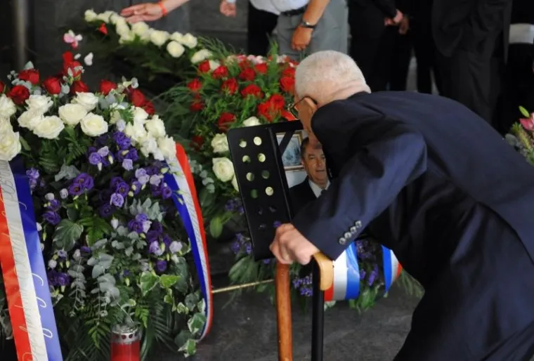 Na krematoriju Mirogoja danas je održan posljednji ispraćaj Hrvoja Šarinića, bivšeg predsjednika Vlade i jednog od najbližih suradnika prvog hrvatskog predsjednika Franje Tuđmana.