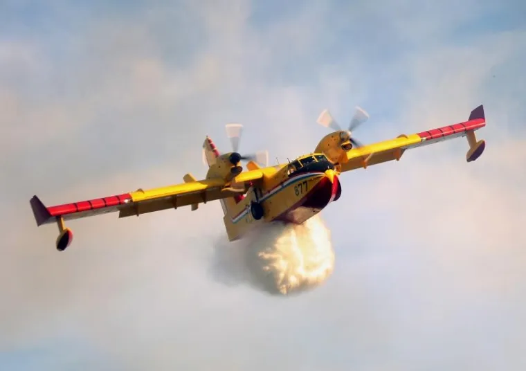 GORI KOD ZADRA: Policajci poku&scaron;avaju održati požar pod kontrolom na nepristupačnom terenu