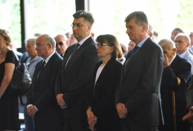 POSLJEDNJI ISPRAĆAJ HRVOJA &Scaron;ARINIĆA: Plenković i brojni drugi političari na opro&scaron;taju od biv&scaron;eg &scaron;efa Vlade
