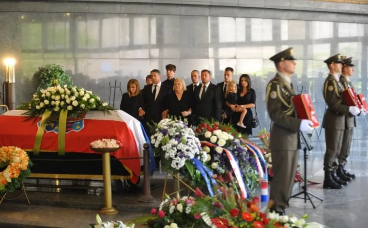 POSLJEDNJI ISPRAĆAJ HRVOJA &Scaron;ARINIĆA: Plenković i brojni drugi političari na opro&scaron;taju od biv&scaron;eg &scaron;efa Vlade