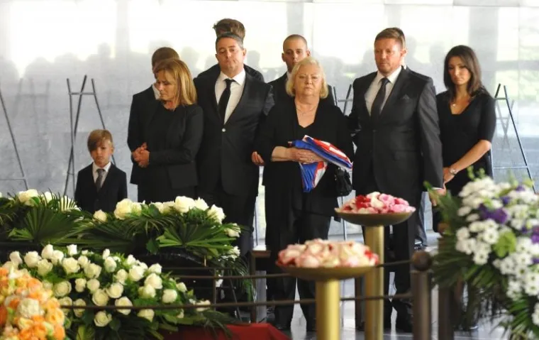 POSLJEDNJI ISPRAĆAJ HRVOJA &Scaron;ARINIĆA: Plenković i brojni drugi političari na opro&scaron;taju od biv&scaron;eg &scaron;efa Vlade