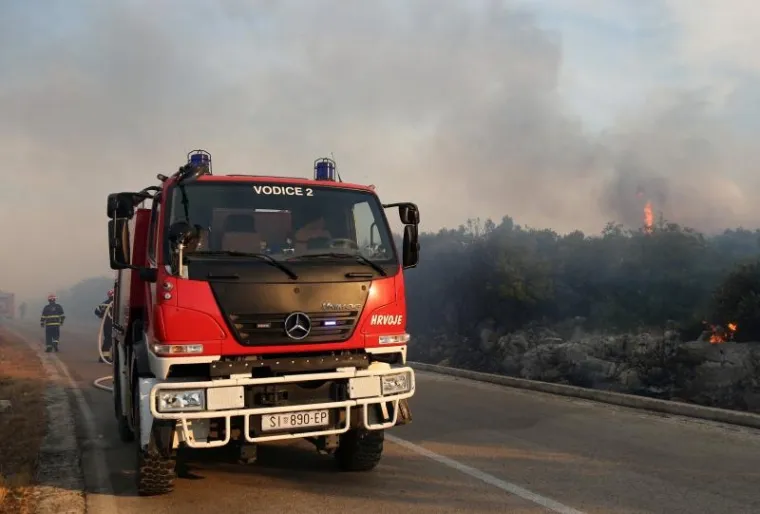 GORI KOD ZADRA: Policajci poku&scaron;avaju održati požar pod kontrolom na nepristupačnom terenu
