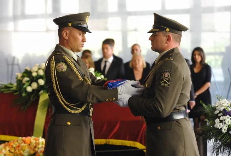 POSLJEDNJI ISPRAĆAJ HRVOJA &Scaron;ARINIĆA: Plenković i brojni drugi političari na opro&scaron;taju od biv&scaron;eg &scaron;efa Vlade