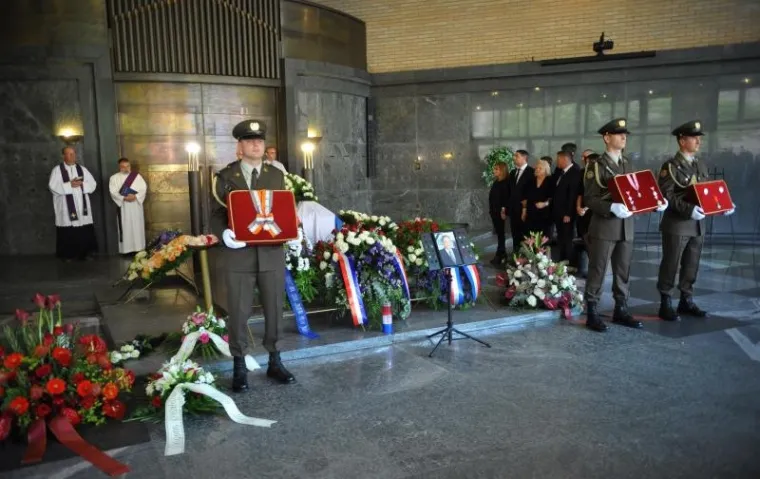POSLJEDNJI ISPRAĆAJ HRVOJA &Scaron;ARINIĆA: Plenković i brojni drugi političari na opro&scaron;taju od biv&scaron;eg &scaron;efa Vlade