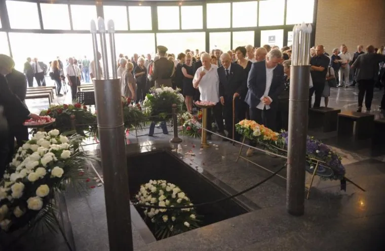 POSLJEDNJI ISPRAĆAJ HRVOJA &Scaron;ARINIĆA: Plenković i brojni drugi političari na opro&scaron;taju od biv&scaron;eg &scaron;efa Vlade