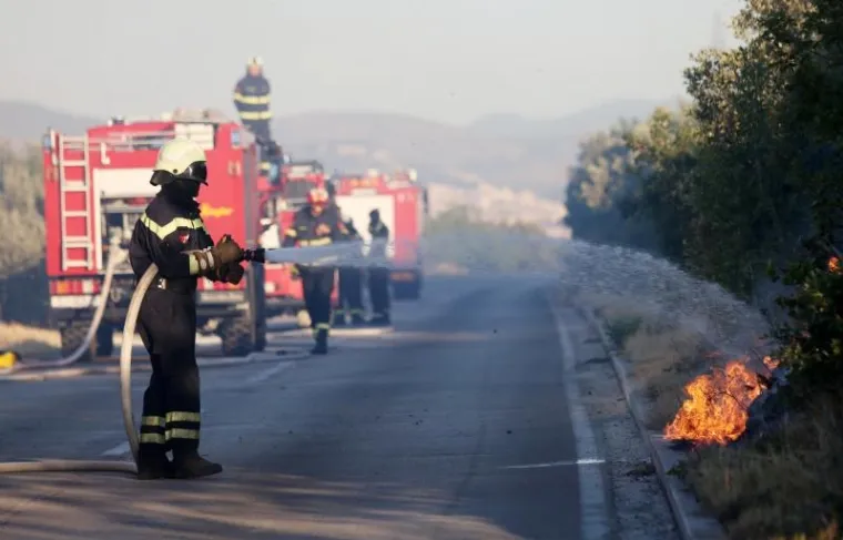 GORI KOD ZADRA: Policajci poku&scaron;avaju održati požar pod kontrolom na nepristupačnom terenu