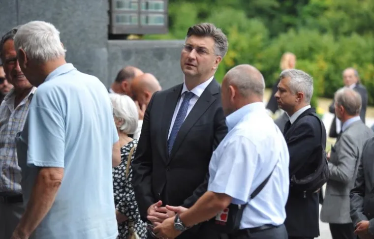 POSLJEDNJI ISPRAĆAJ HRVOJA &Scaron;ARINIĆA: Plenković i brojni drugi političari na opro&scaron;taju od biv&scaron;eg &scaron;efa Vlade