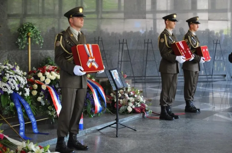 POSLJEDNJI ISPRAĆAJ HRVOJA &Scaron;ARINIĆA: Plenković i brojni drugi političari na opro&scaron;taju od biv&scaron;eg &scaron;efa Vlade