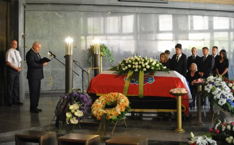 POSLJEDNJI ISPRAĆAJ HRVOJA &Scaron;ARINIĆA: Plenković i brojni drugi političari na opro&scaron;taju od biv&scaron;eg &scaron;efa Vlade