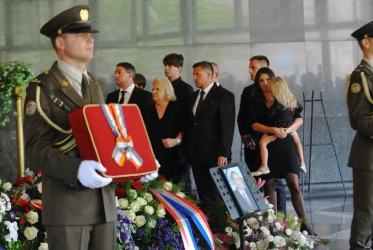 POSLJEDNJI ISPRAĆAJ HRVOJA &Scaron;ARINIĆA: Plenković i brojni drugi političari na opro&scaron;taju od biv&scaron;eg &scaron;efa Vlade