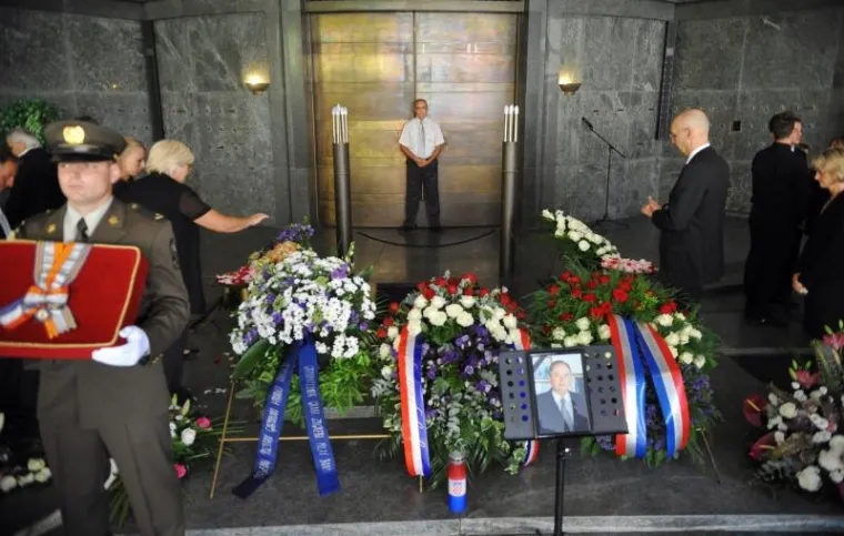 POSLJEDNJI ISPRAĆAJ HRVOJA &Scaron;ARINIĆA: Plenković i brojni drugi političari na opro&scaron;taju od biv&scaron;eg &scaron;efa Vlade