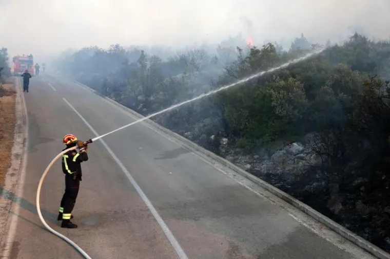 GORI KOD ZADRA: Policajci poku&scaron;avaju održati požar pod kontrolom na nepristupačnom terenu