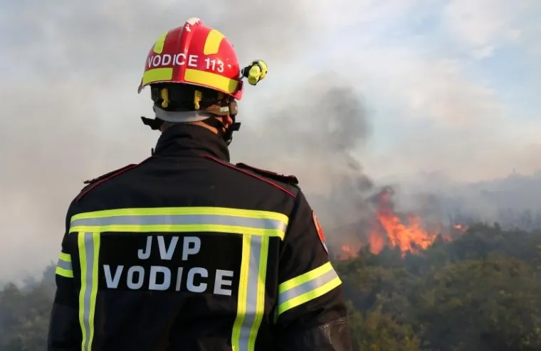 GORI KOD ZADRA: Policajci poku&scaron;avaju održati požar pod kontrolom na nepristupačnom terenu