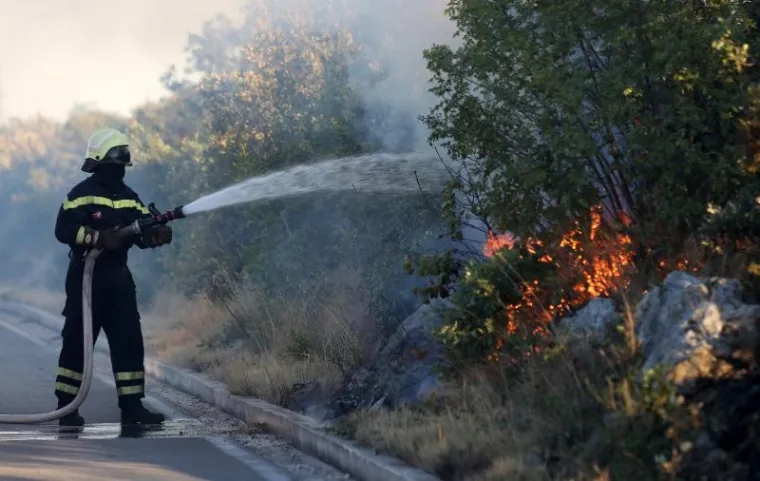GORI KOD ZADRA: Policajci poku&scaron;avaju održati požar pod kontrolom na nepristupačnom terenu