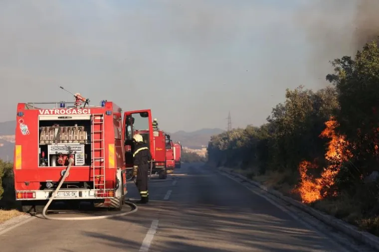 GORI KOD ZADRA: Policajci poku&scaron;avaju održati požar pod kontrolom na nepristupačnom terenu