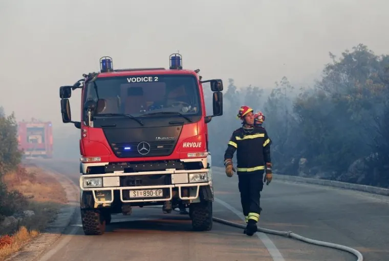 GORI KOD ZADRA: Policajci poku&scaron;avaju održati požar pod kontrolom na nepristupačnom terenu