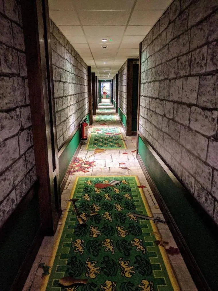 Hodnici u ovom hotelu izgledaju kao da su ispali iz neke retro videoigre.