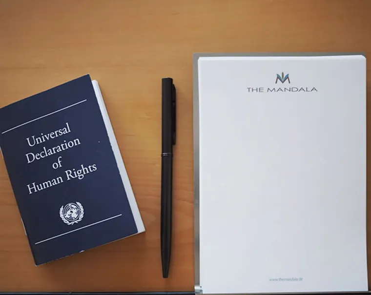 Deklaracija o ljudskim pravima na ormariću u sobi.