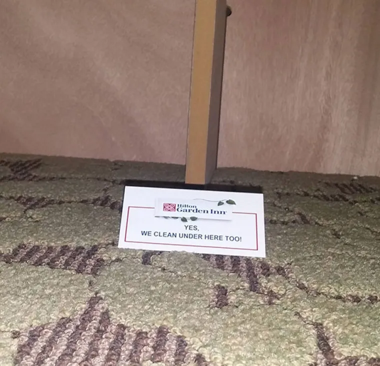 Ispod kreveta u hotelu Hilton stoji ceduljica: "Mi i ovdje čistimo".