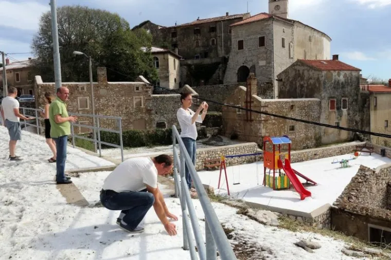 Usred ljeta Plominjani morali uzeti u ruke lopate za snijeg