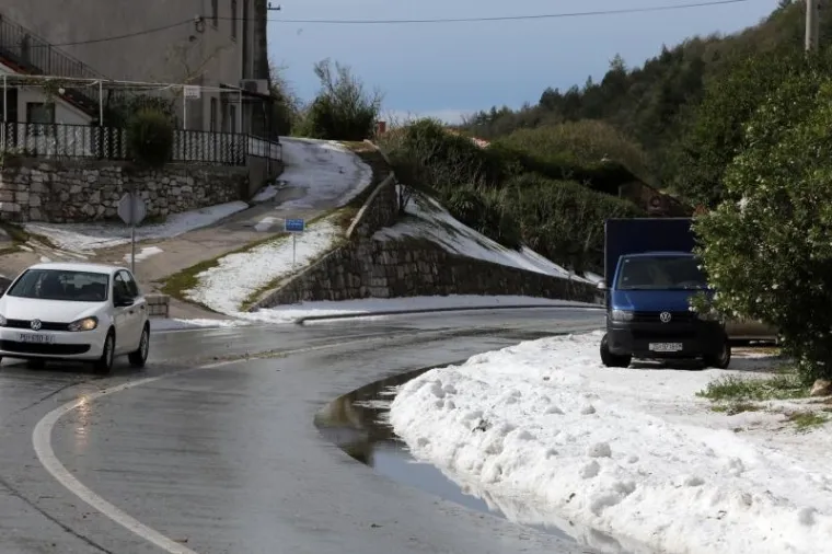 Olujno nevrijeme s tučom pogodilo je danas  područje Plomina. Atrakcija za turiste bilo je vidjeti u srpnju domaće mještane s lopatama za snijeg.