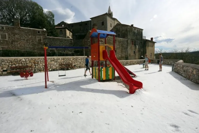 Usred ljeta Plominjani morali uzeti u ruke lopate za snijeg