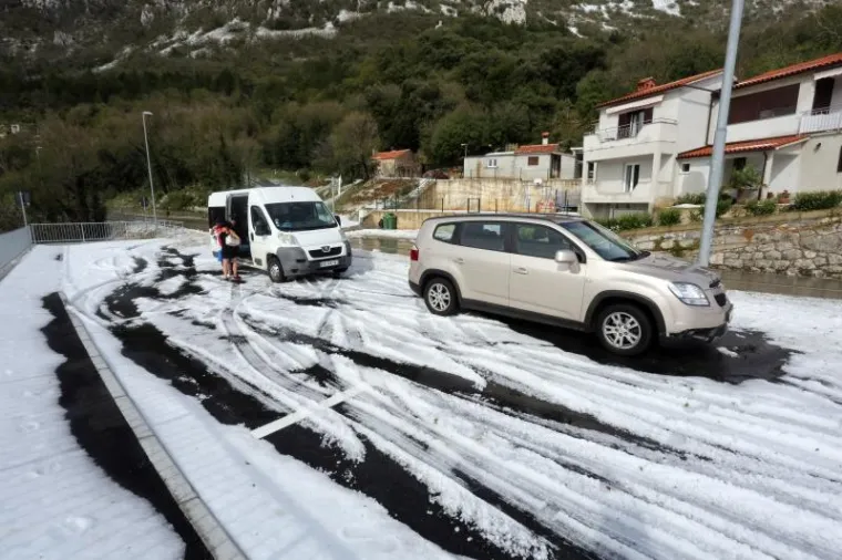 Usred ljeta Plominjani morali uzeti u ruke lopate za snijeg