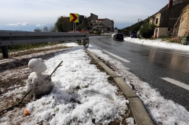 Usred ljeta Plominjani morali uzeti u ruke lopate za snijeg